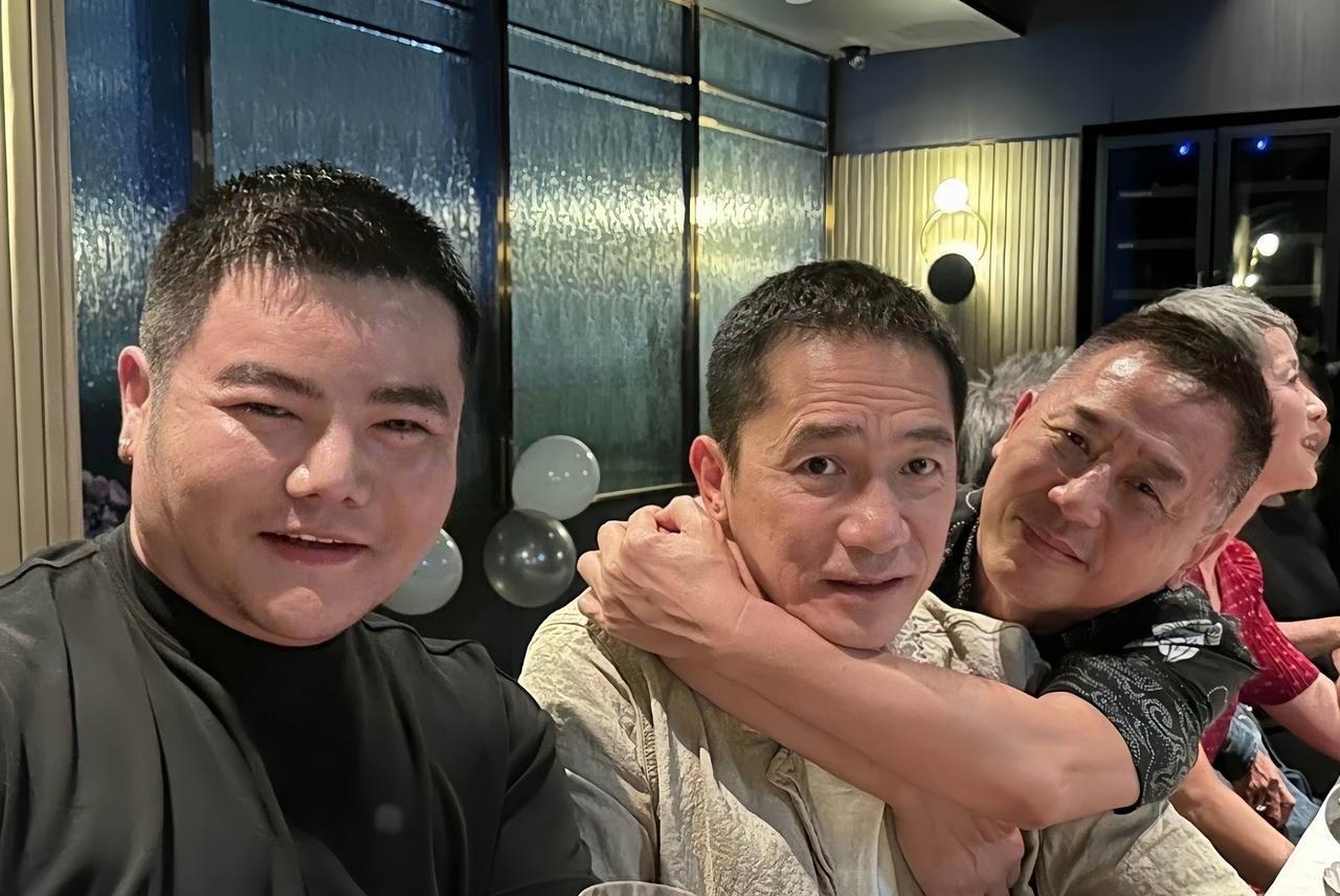 梁朝伟，生活中不善言辞，而且还有点“社恐”，如果不是很熟悉的人，会很不自在的。