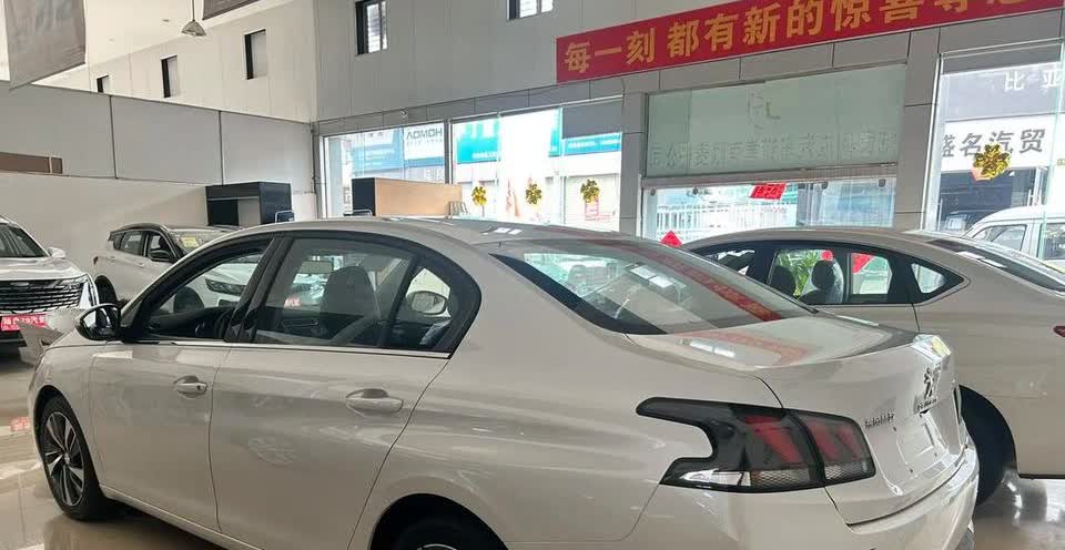 上周陪发小去二手车市场看车，一台 19 年的标致 508L 报价才 9 万出头。