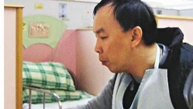 49岁因车祸瘫痪，被妻子送入养老院22年，“歌王”蔡国权现状如何