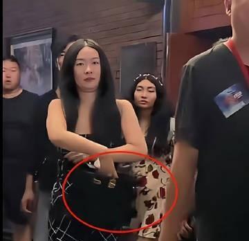 霍思燕支持杜江新片，拎14万爱马仕豪门阔腿既视感，她也不怎么拍戏，怎么这么豪呢？