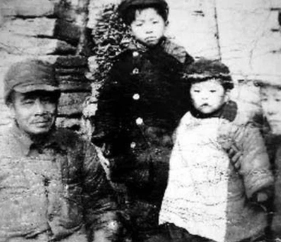 1937年，一地下党正在和邻居喝茶。突然，邻居说：“我看咋你像共产党呢？”同志一