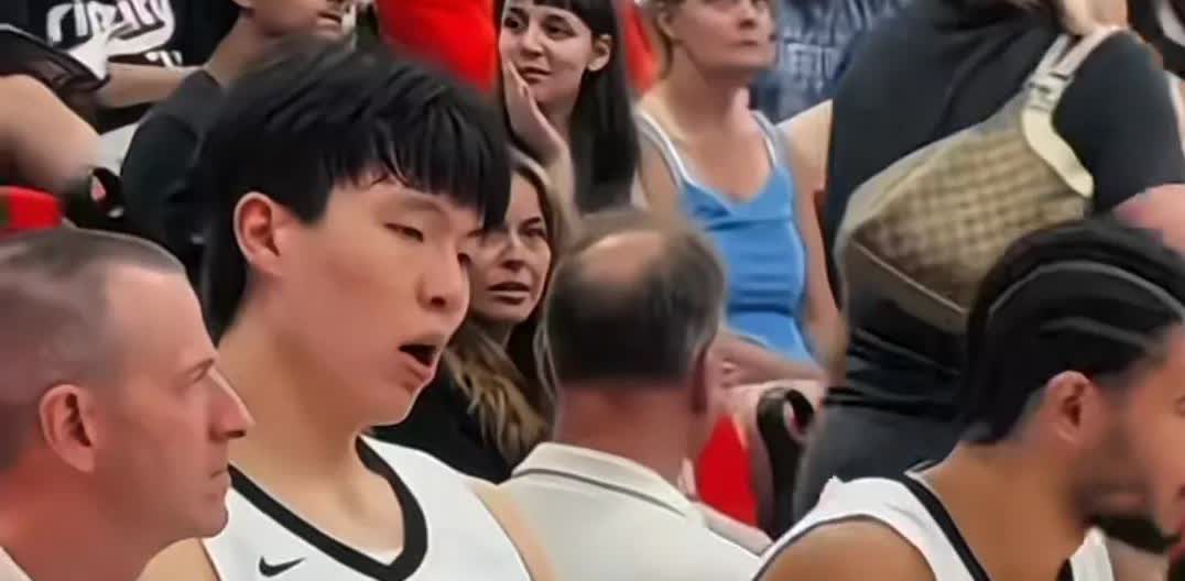 NBA和CBA的强度无法比，杨瀚森被换下场后，还在大口喘粗气，累的不要不要的…
