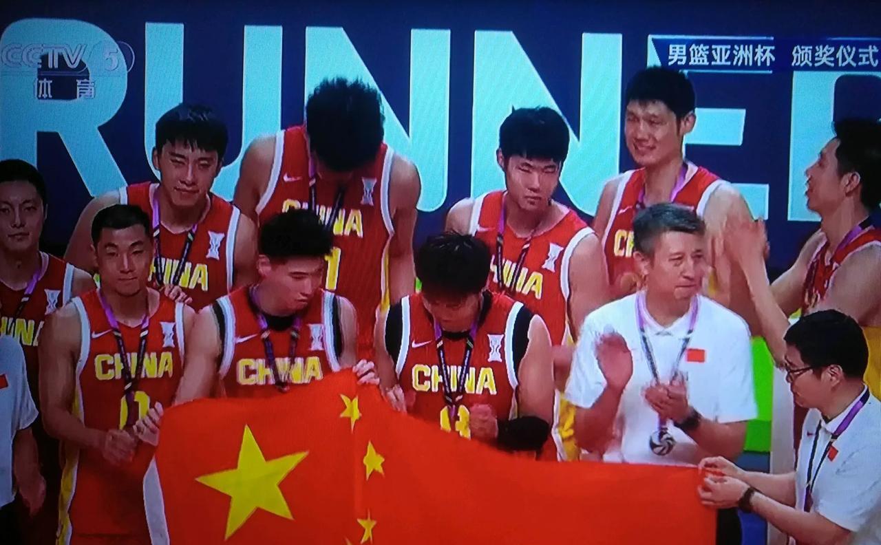 郭士强教练就是一个这么老实本分的人。不搞花里胡哨，不搞饭圈群带。中国男篮摘银后也