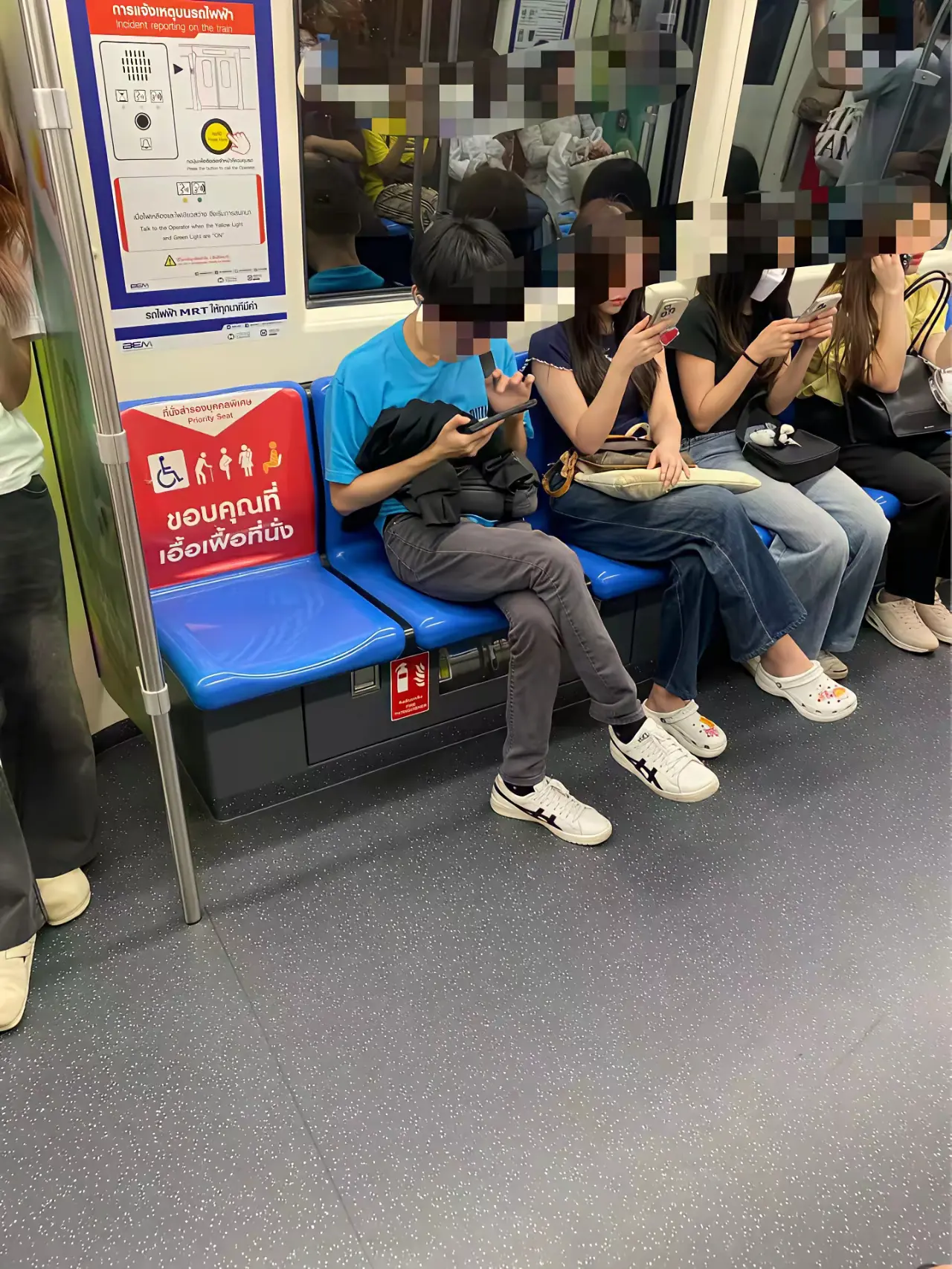 只能一声叹息，这是在泰国曼谷地铁上。
