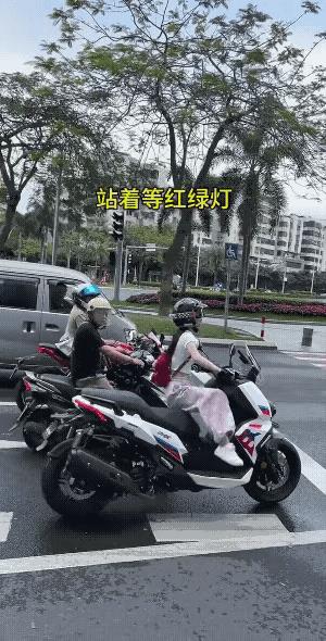 这姑娘骑摩托车，愣是骑出了二八大杠的感觉。