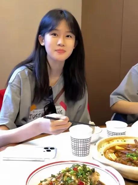 这么漂亮的女神，原来是大明星的女儿，有人认识她吗