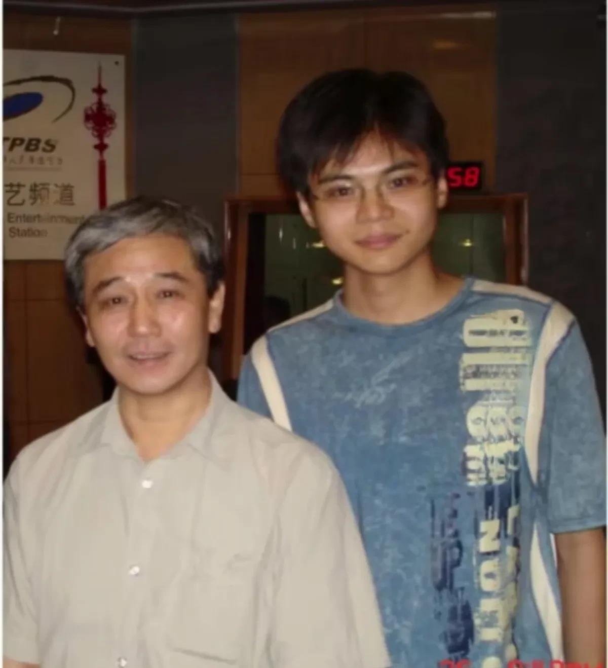 #相声界恩怨情仇# 马志明、高峰，20年前，在天津的一张老照片。
马志明，是相声