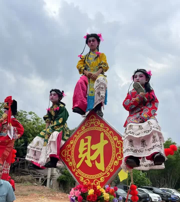 女人结婚后该不该给娘家钱？

一女子每月工资8000元，她每月给娘家父母寄2
