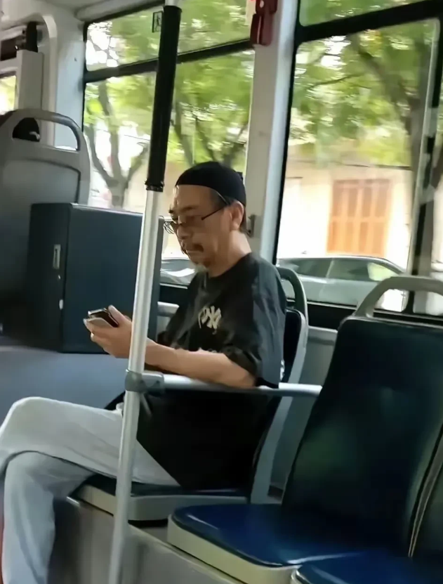 他，以前也是红极一时的大明星！
可惜，岁月不饶人，如今的他，出行只能挤公交，穿着