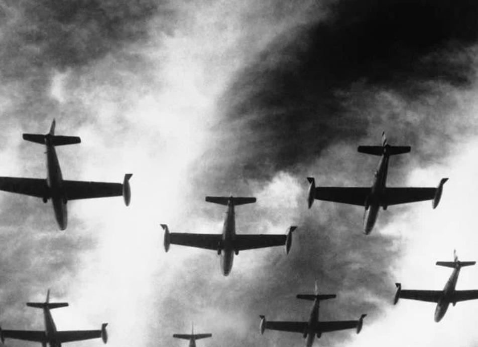 1952年10月9日美国空军第474战斗轰炸机联队的F-84战斗机满载炸弹，飞向