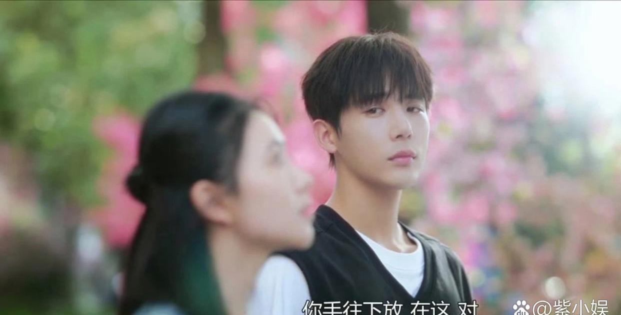 这个滤镜好奇怪，为什么在一起的两个人要一明一暗呢？