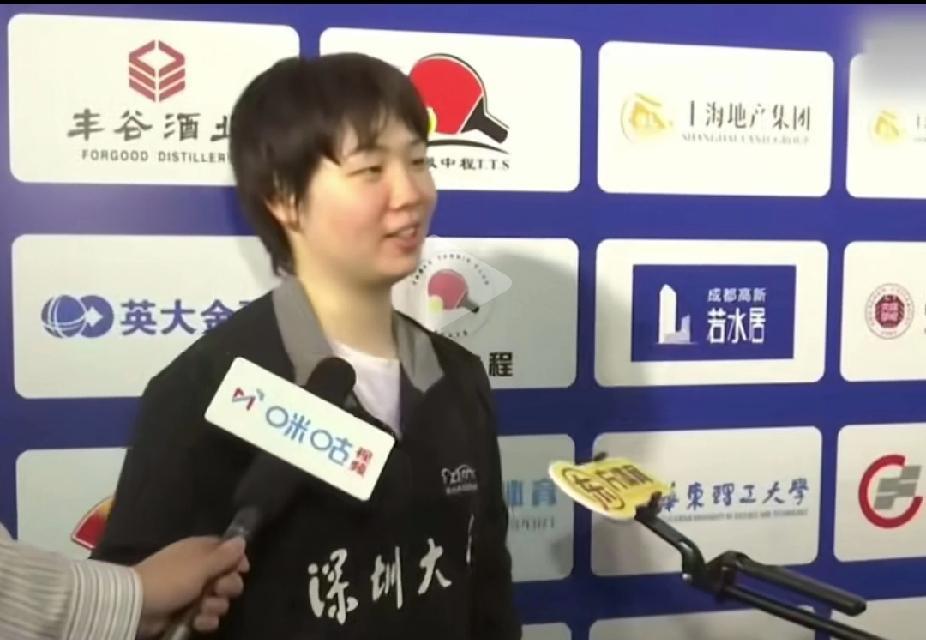 蒯曼妥妥小吃货实锤！
深大赢了山东鲁能后，采访环节超有趣～莎莎回答完就“溜”啦，