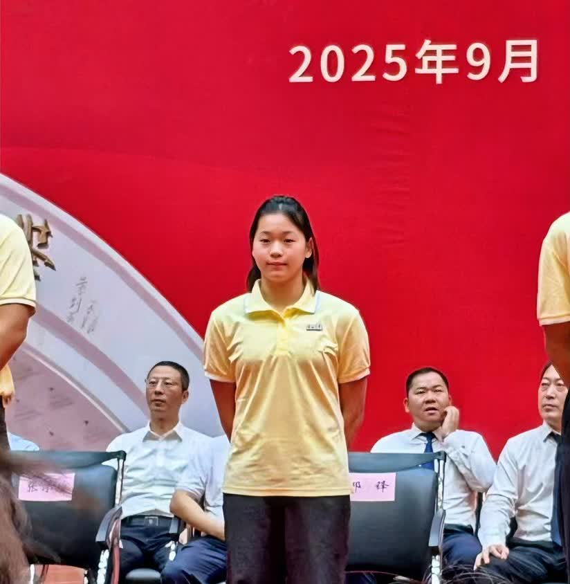 这下出名了
不仅广州人民知道了
现在全国人民都知道了，全红婵就没有你镇不住的