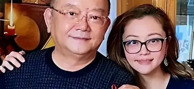 王刚与现任妻子郑艳东，王刚先生老来得子。