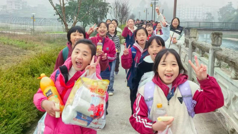 沐川县杨村宣明小学开展2025年冬季野炊活动