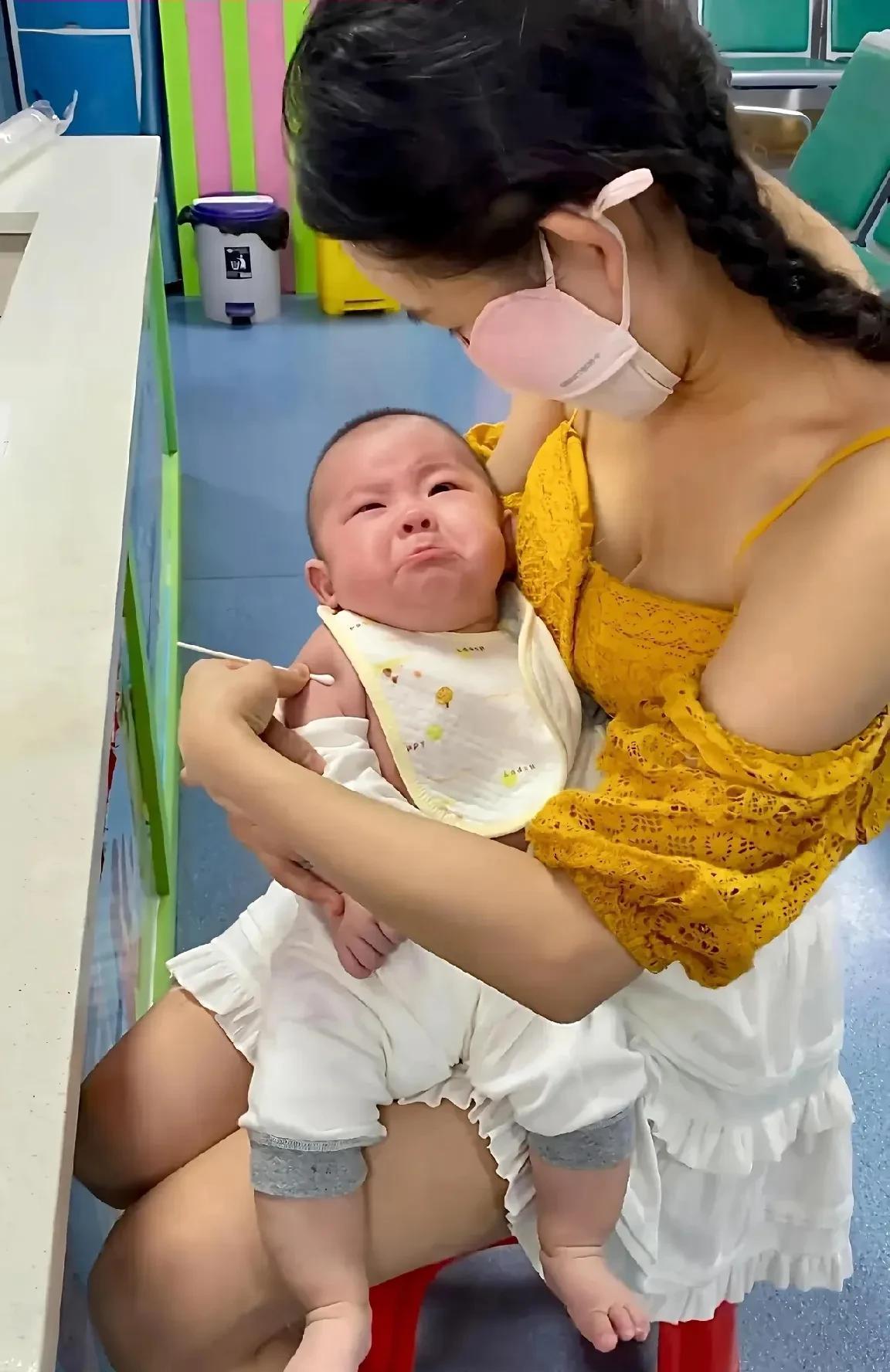 新手妈妈带宝宝去打疫苗，小家伙小嘴一嘟，满脸委屈的小模样，萌得人心都化了，简直可
