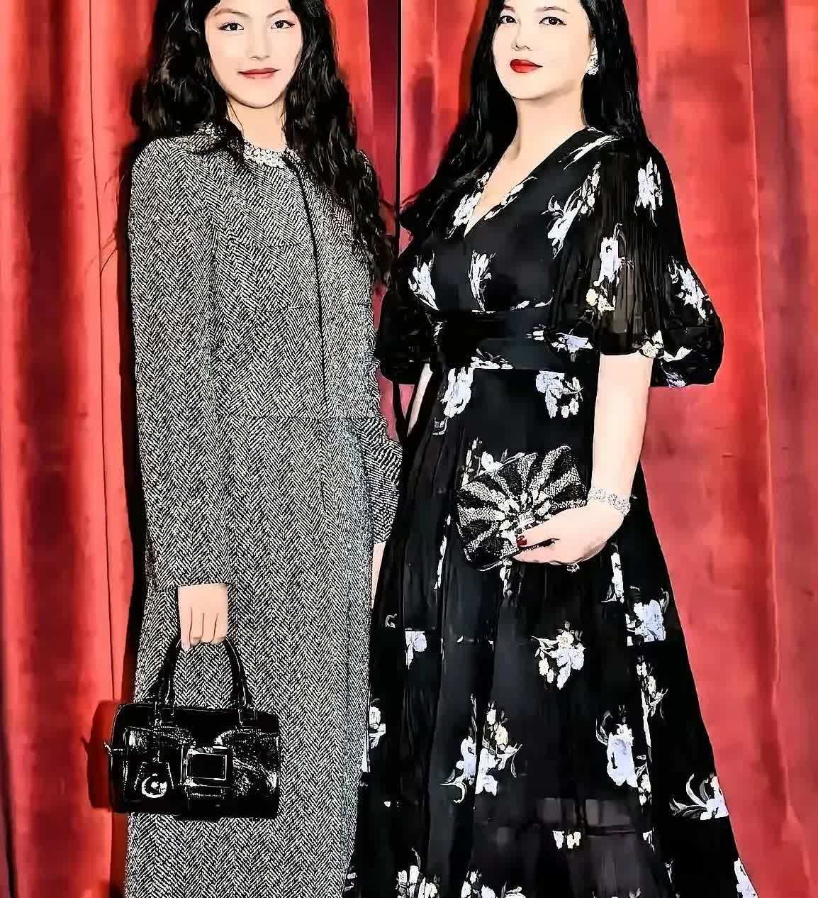 我非常好奇
为什么李湘能这么有钱
明明只是一个主持人却有内娱女“首富”称号
