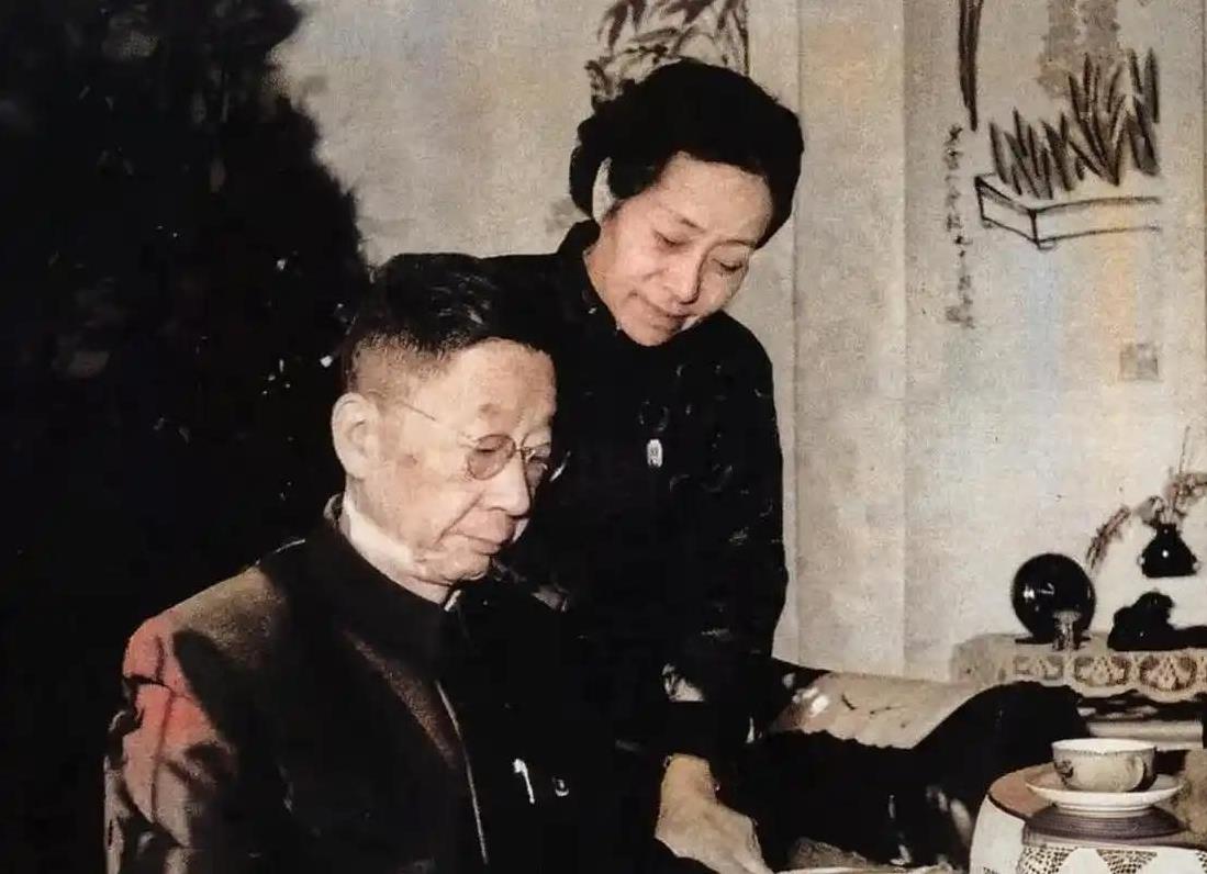 1938年，老舍与赵清阁同居，妻子得知带着3个孩子千里奔赴丈夫住所，老舍吓得筷子