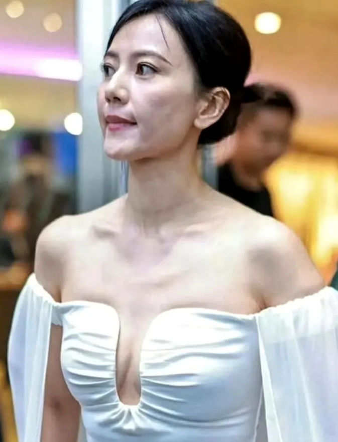 高圆圆自然衰老比整容脸还强，成就了公认的“国民女神”，可是时间不饶人，她那份优雅