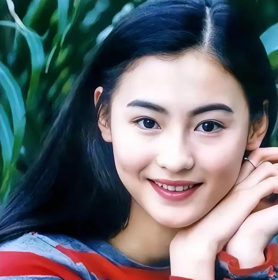 当年她在《喜剧之王》里美出圈，是实打实的颜值担当。哪晓得陈冠希电脑照片一出，事业