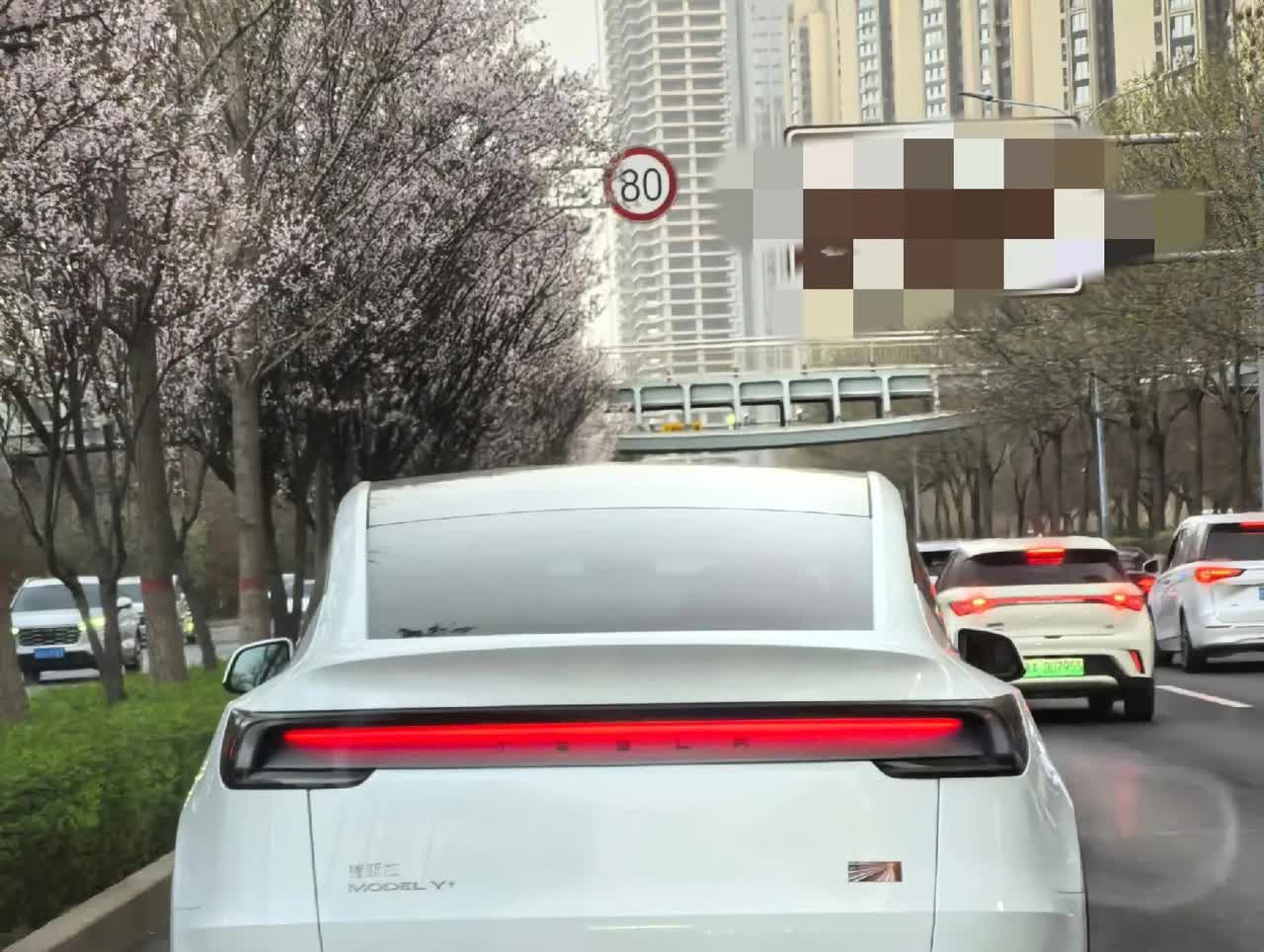 其实我觉得特斯拉model  y的最大的败笔，就是之前在尾门箱上放的车牌，现在移