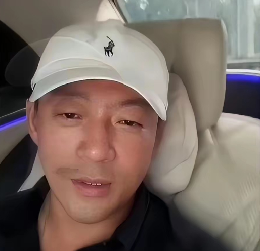 这个周末，汪小菲独自飞往湾湾陪孩子。
筱梅这个周末比较忙，和乐乐有几场直播。
小
