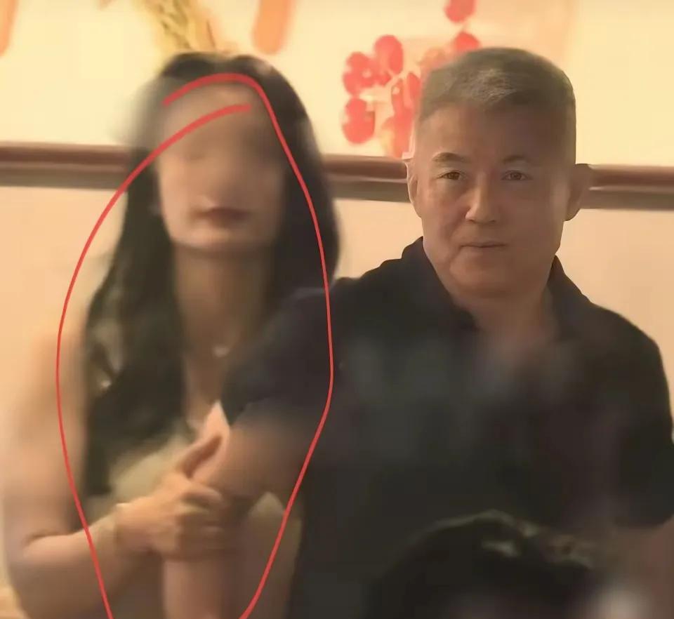 那英在外赚钱，最爱的老公孟桐当众和美女挽手大笑
曾以为恩爱的一对，那英多次公开表