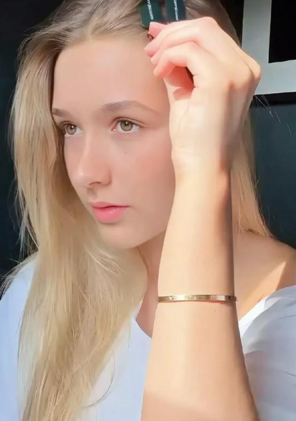 贝克汉姆女儿小七逆袭！颜值远超三个哥哥