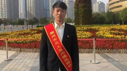 河南暴雨他“劈车”救出祖孙3人，如今已昏迷4天，在ICU续命