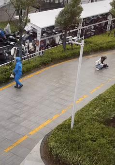 “品德与职业无关！”浙江，女生被大风吹倒蹲在地上瑟瑟发抖，万万没想到，一位着急送
