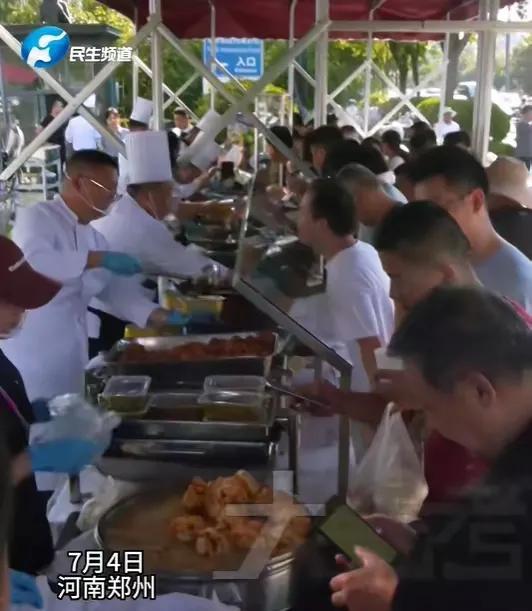 郑州一五星级酒店“摆地摊”半小时营收高达3万元上热搜…
据悉，这家五星级酒店位于