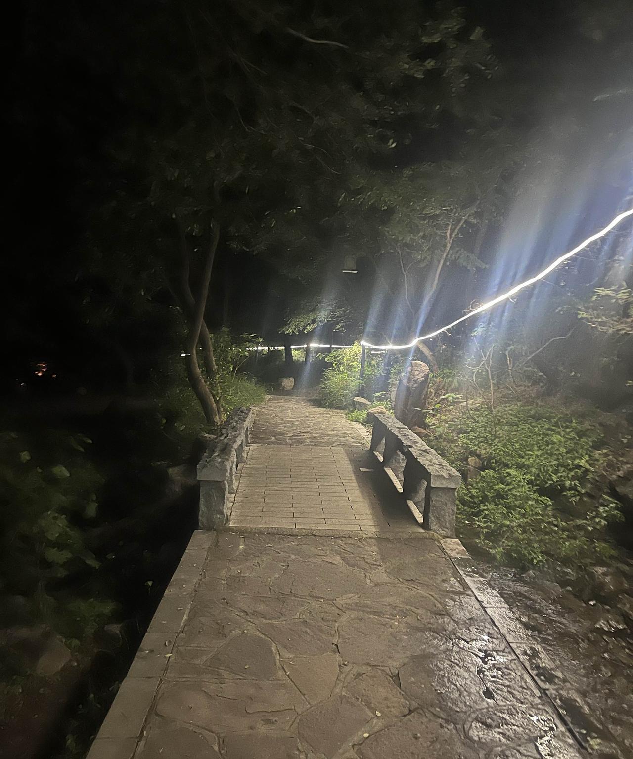 昨天是周日，天气晴天，此时已经是入秋的天气，夜晚温度大概26度，整体还是有些闷热