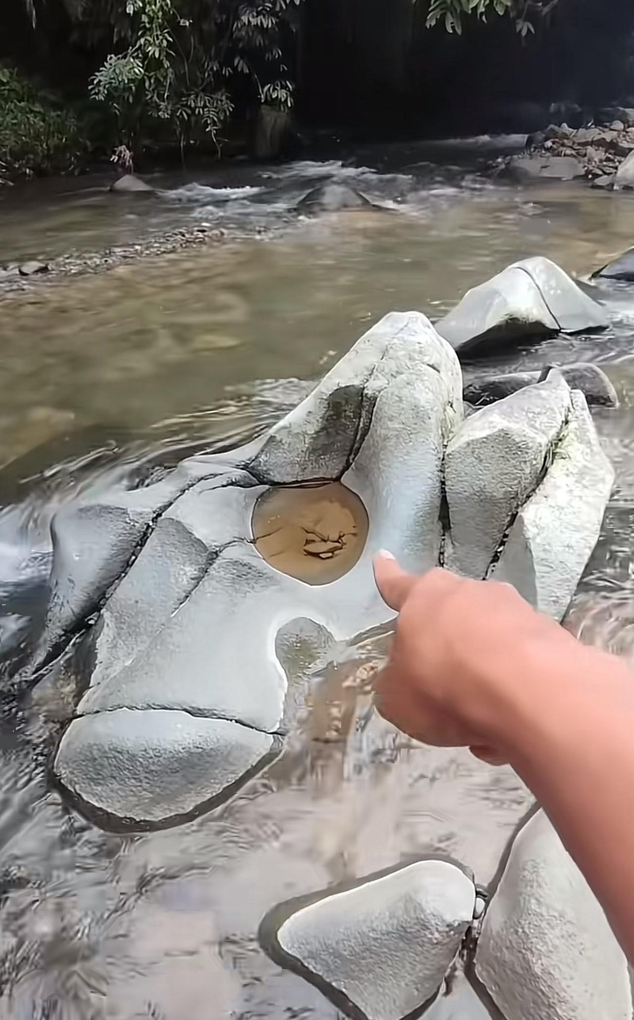 苔染青石辨沧桑，矿化露头意味长。问石寻踪多
验证，真金不负苦心肠。