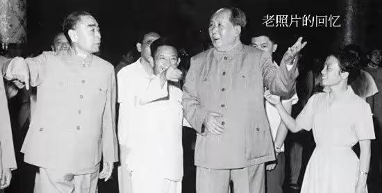 珍贵的黑白老照片。
50年代的一张照片，这是什么场景，毛主席，周总理与身边的工作