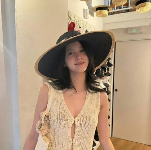 欧阳娜娜这衣服是不是小了一码？