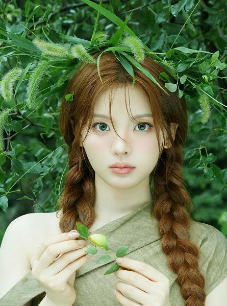 #杨超越700度近视# 杨超越在节目里称，爸爸、妈妈、妹妹都不近视，自己却近视7