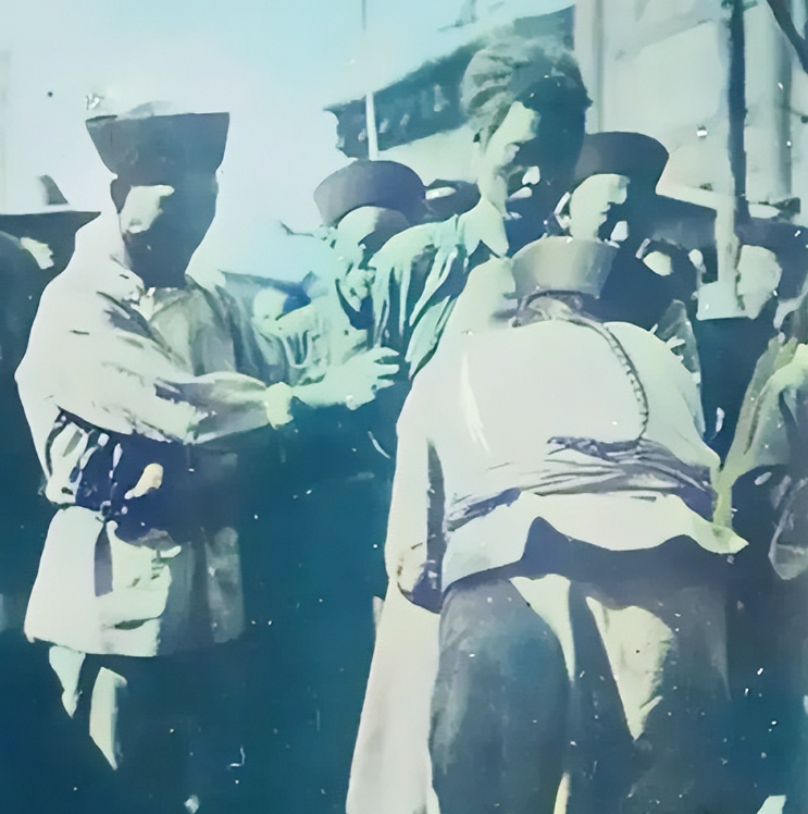 1905年4月20日，颐和园。慈禧御审了名噪一时的康小八。

不料，康小八见到慈