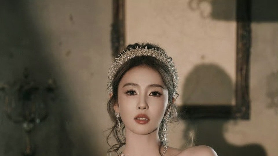 白鹿解锁“美神”新境界，时尚影视双领域魅力全开