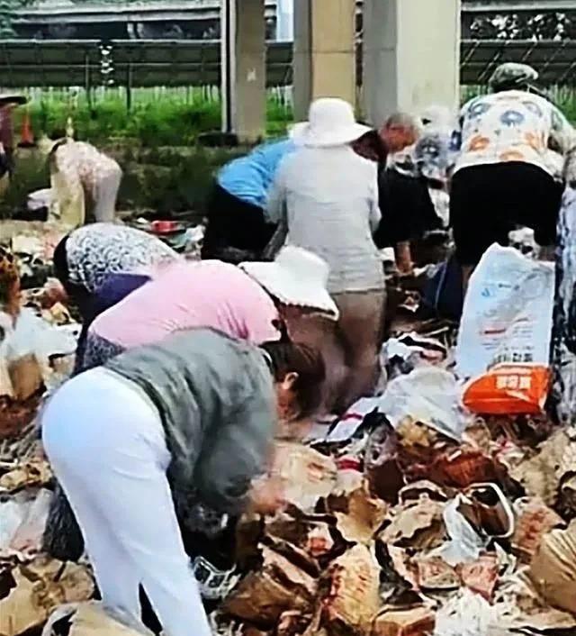 不敢相信，孔子的故乡竟然发生了这种不知礼义廉耻的事情。
一辆装有90吨冷冻食品的