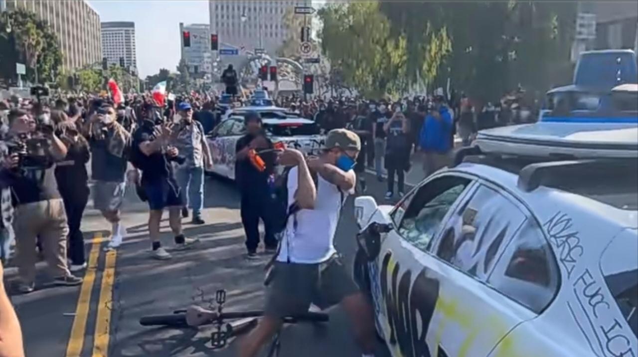 大漂亮国的街道上打砸警车的抗议人员。
近日发生的抗议当局抓捕非法移民的“叛乱”，
