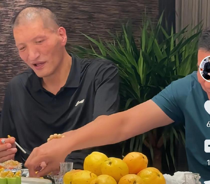 烟酒不分家
打球那么多年
酒烟肯定在年轻那会儿，都不会碰的
现在退役，赋闲在家