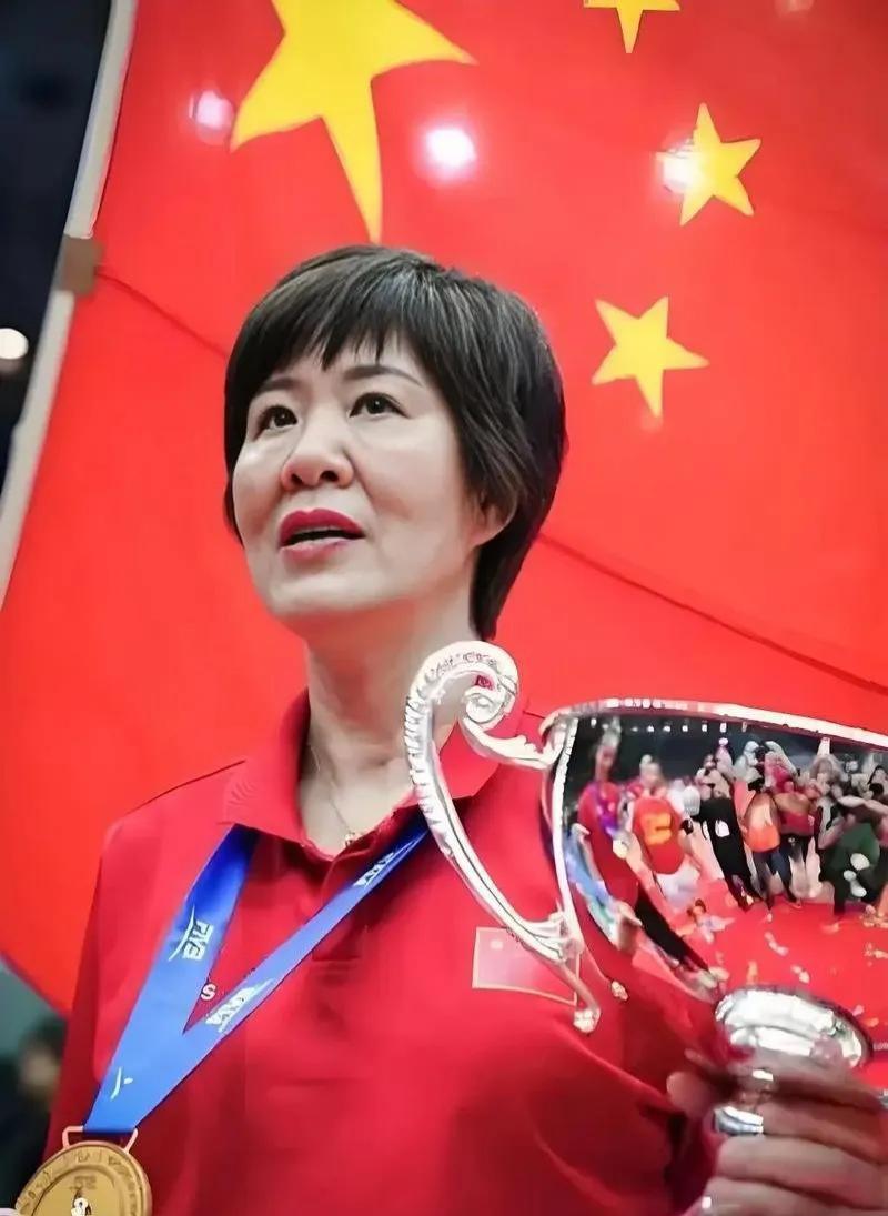 在中国体育的舞台上，有些接力，如履薄冰。女排主教练、跳水队领队、乒协主席的交接，