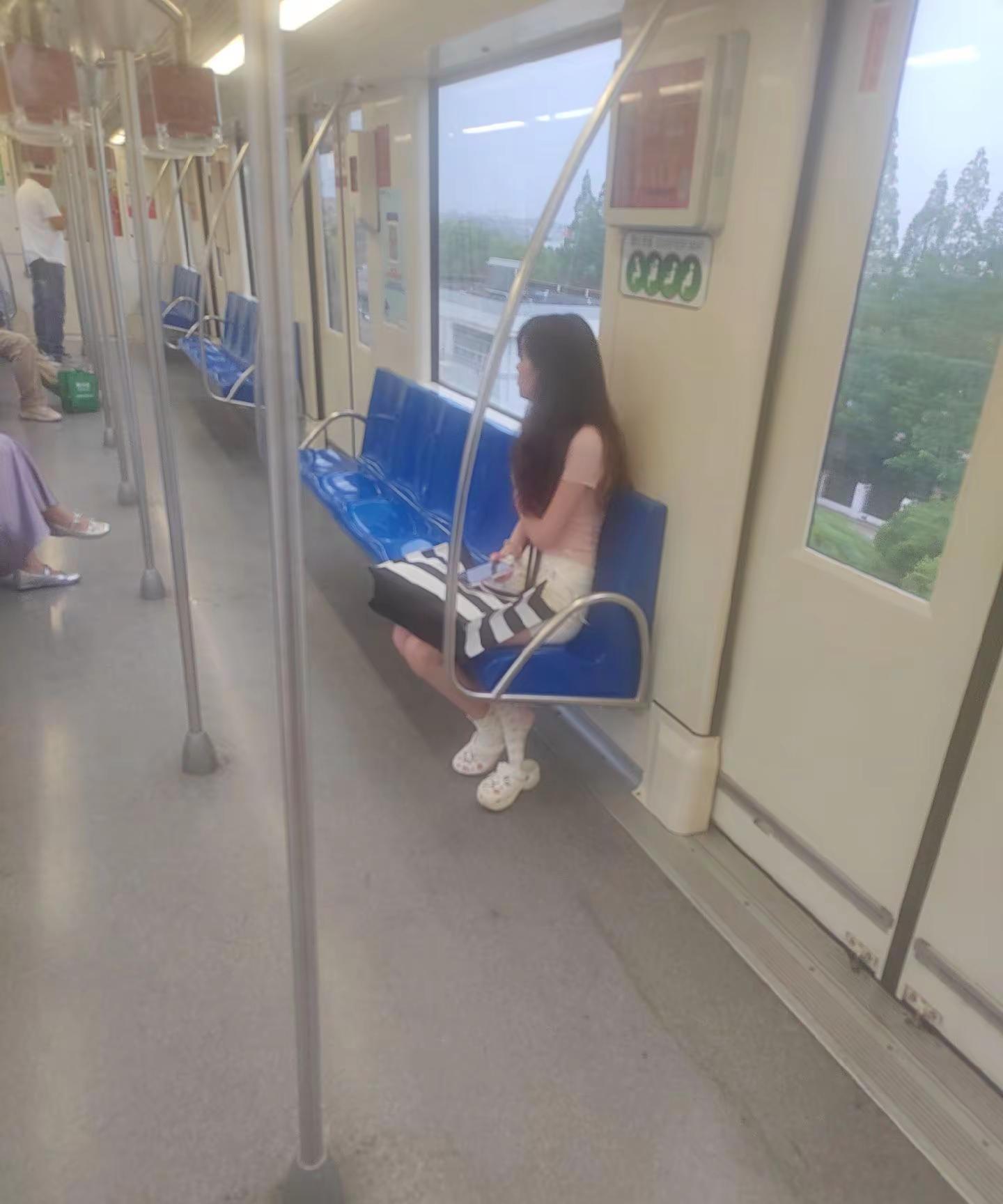 目睹了小姐姐从昆山开发区一直到闵行开发区近三小时车程的沮丧无助和孤独，其实人世间