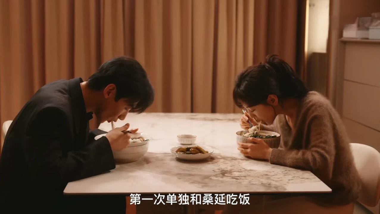 温以凡失去了家，父亲去世，母亲再嫁，她就没有了家人这个概念，在春节这种日子，她也