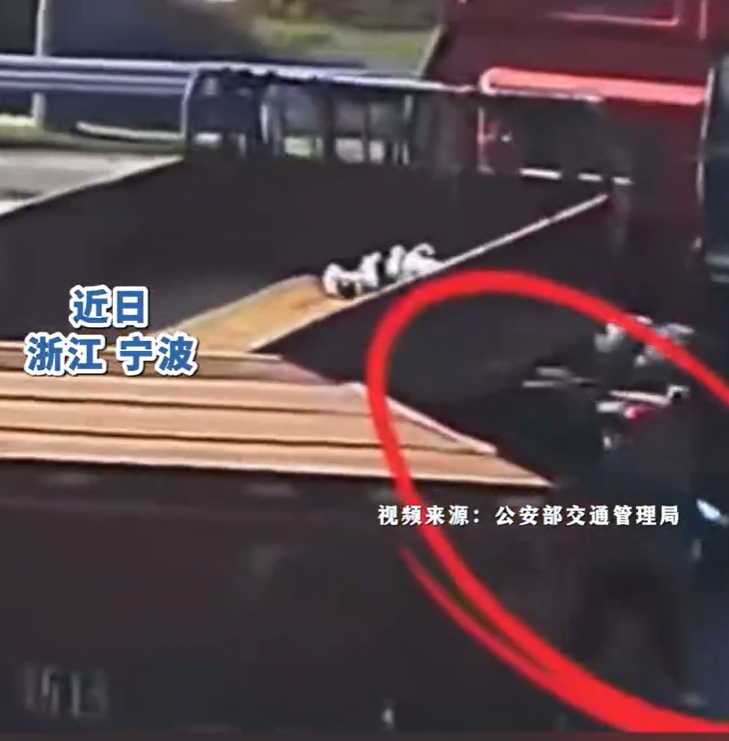女子骑车险被货车卷入交警一把拽回
