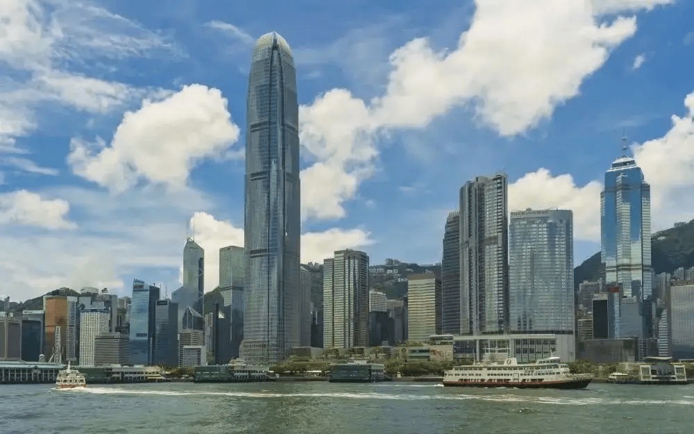 香港政府财政赤字严重，开始裁员冻薪

周三（2月26日），香港财政司发布2025