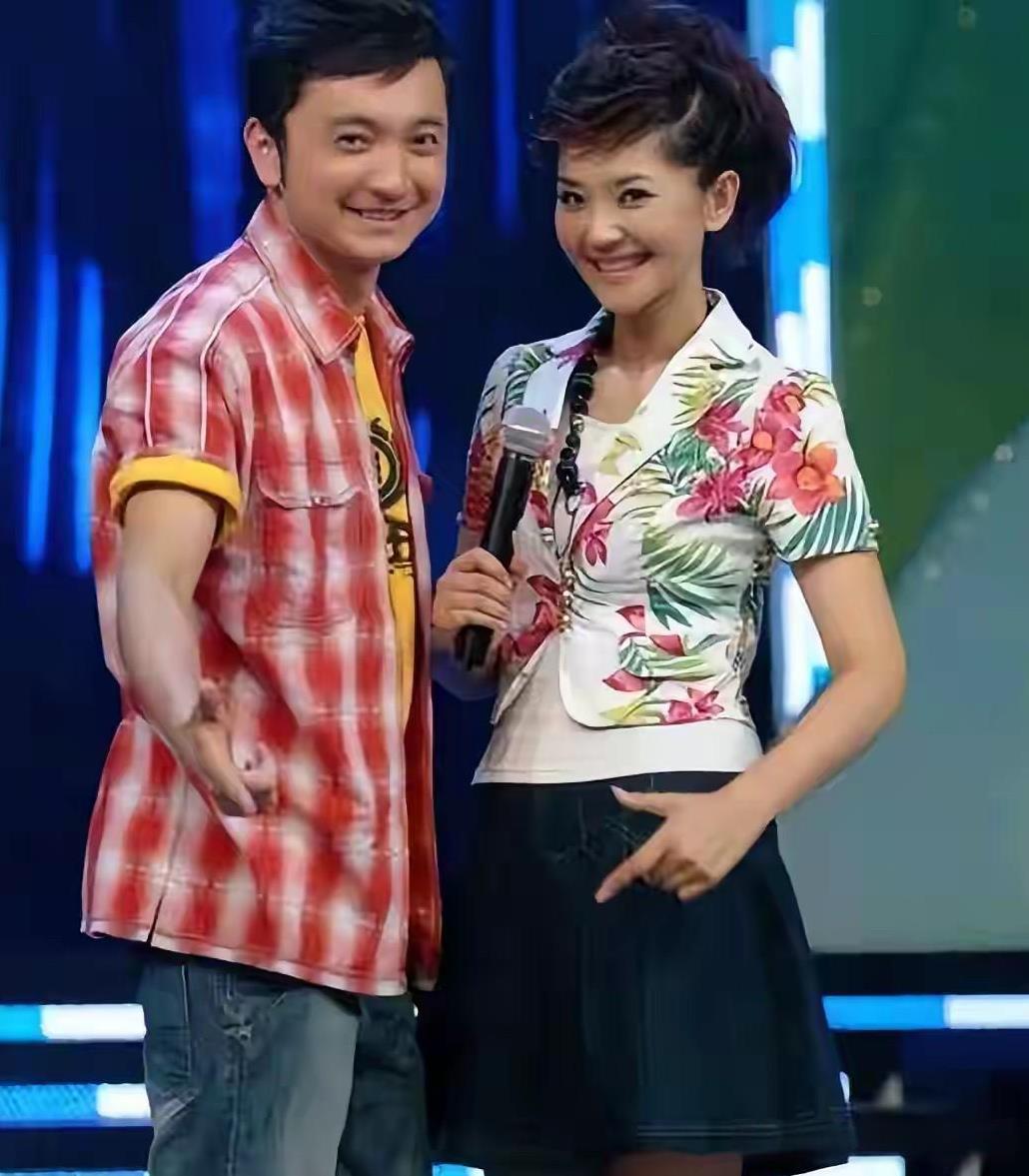 十多年前，他们两个一个帅气十足，一个青春靓丽，那时候的颜值真高，笑靥如花，气质佳