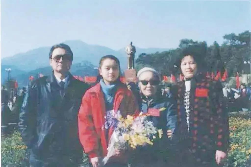1995年12月，毛泽东纪念园开园仪式，朱旦华一家受邀来到韶山。