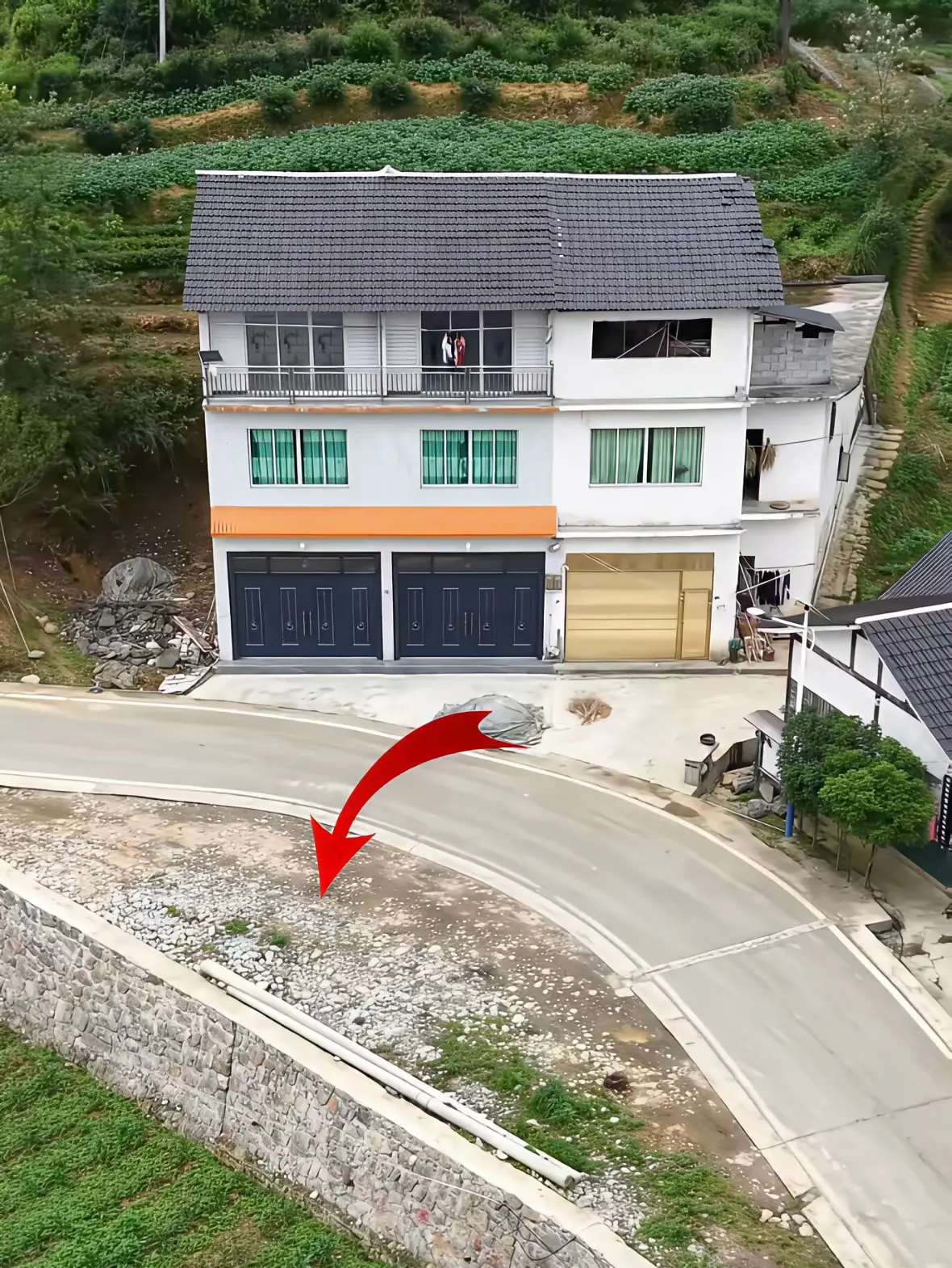 门口道路好好的，房子主人为什么要将弯路填直呢？