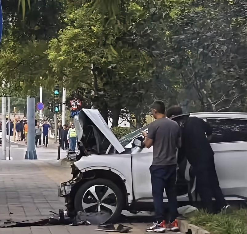 陈震开劳斯莱斯撞车后续，陈震当时下车查看对方车主情况，知情人透露白车里有三人，司